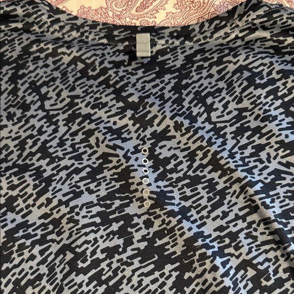 Nike Dri-Fit Women's Black and Gray Patterned Tee - Picture 6 of 7